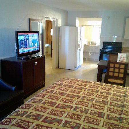Express Inn & Suites - 5 Miles From St Petersburg Clearwater Airport Exterior photo