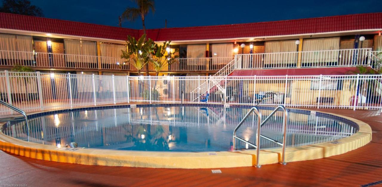 Express Inn & Suites - 5 Miles From St Petersburg Clearwater Airport Exterior photo