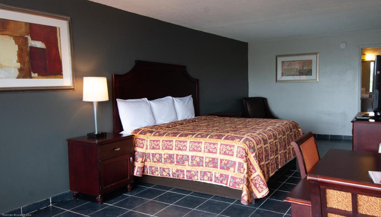 Express Inn & Suites - 5 Miles From St Petersburg Clearwater Airport Exterior photo