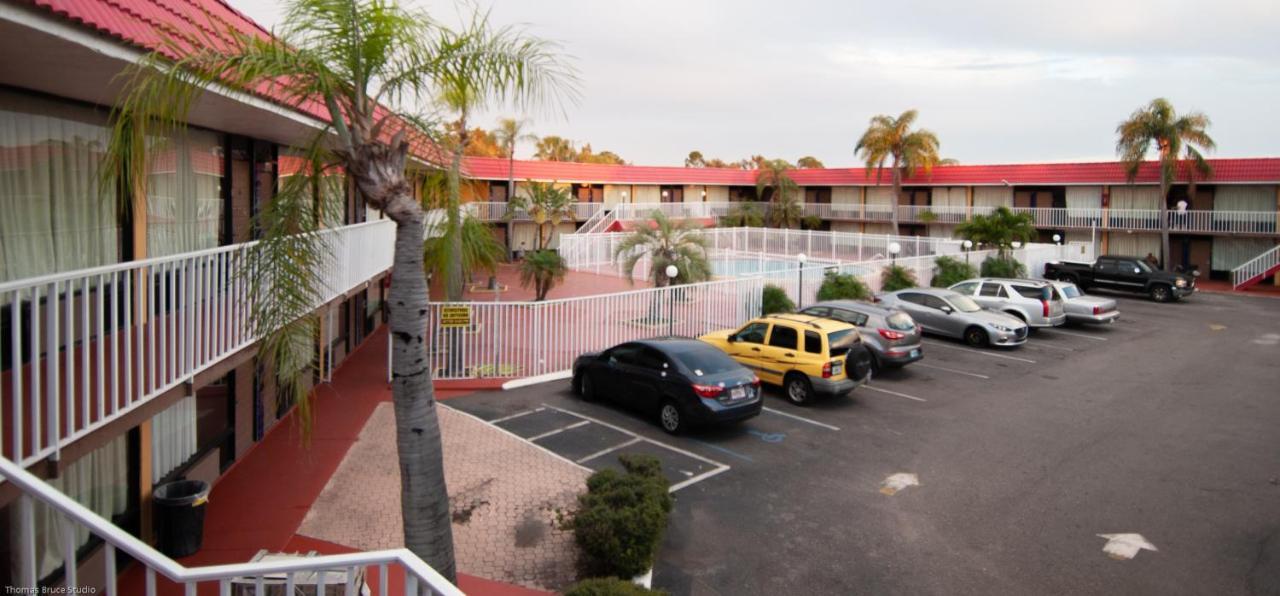 Express Inn & Suites - 5 Miles From St Petersburg Clearwater Airport Exterior photo