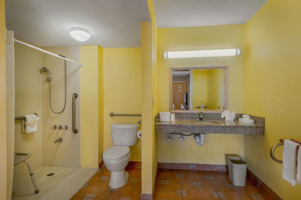 Express Inn & Suites - 5 Miles From St Petersburg Clearwater Airport Exterior photo
