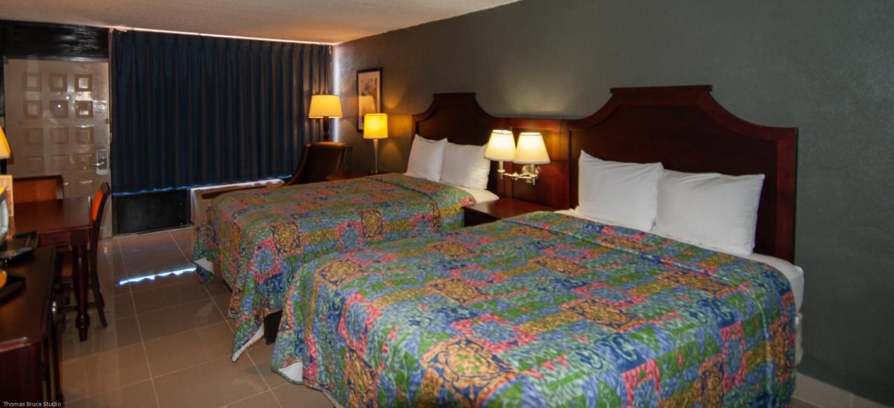 Express Inn & Suites - 5 Miles From St Petersburg Clearwater Airport Exterior photo