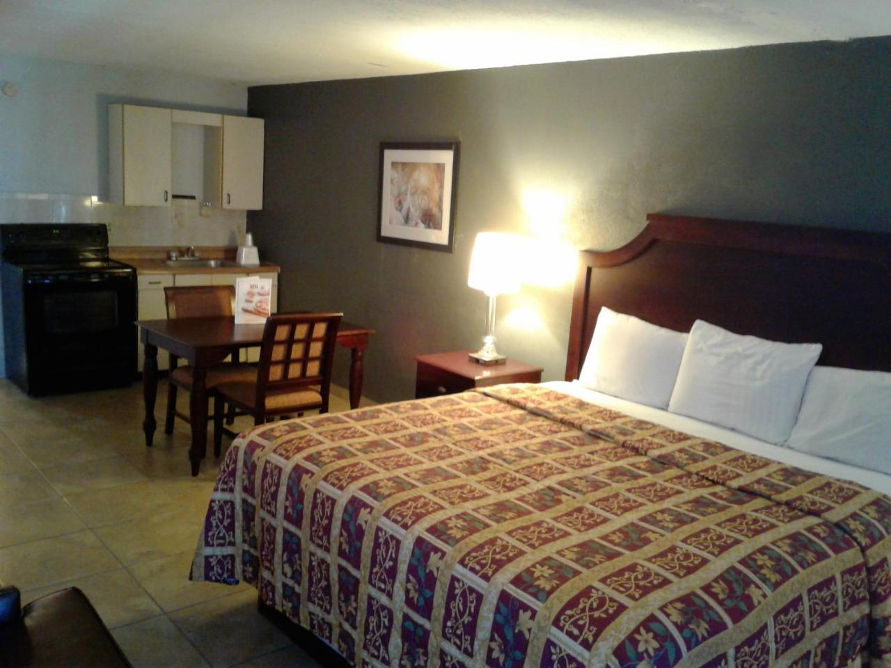 Express Inn & Suites - 5 Miles From St Petersburg Clearwater Airport Exterior photo