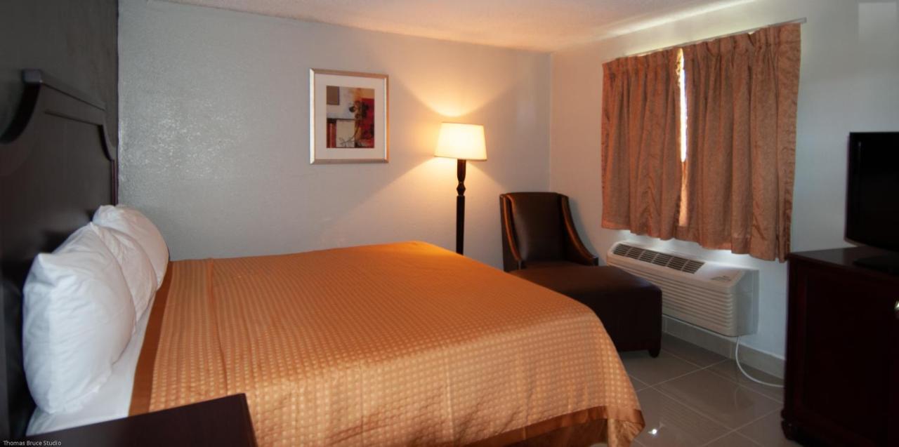 Express Inn & Suites - 5 Miles From St Petersburg Clearwater Airport Exterior photo
