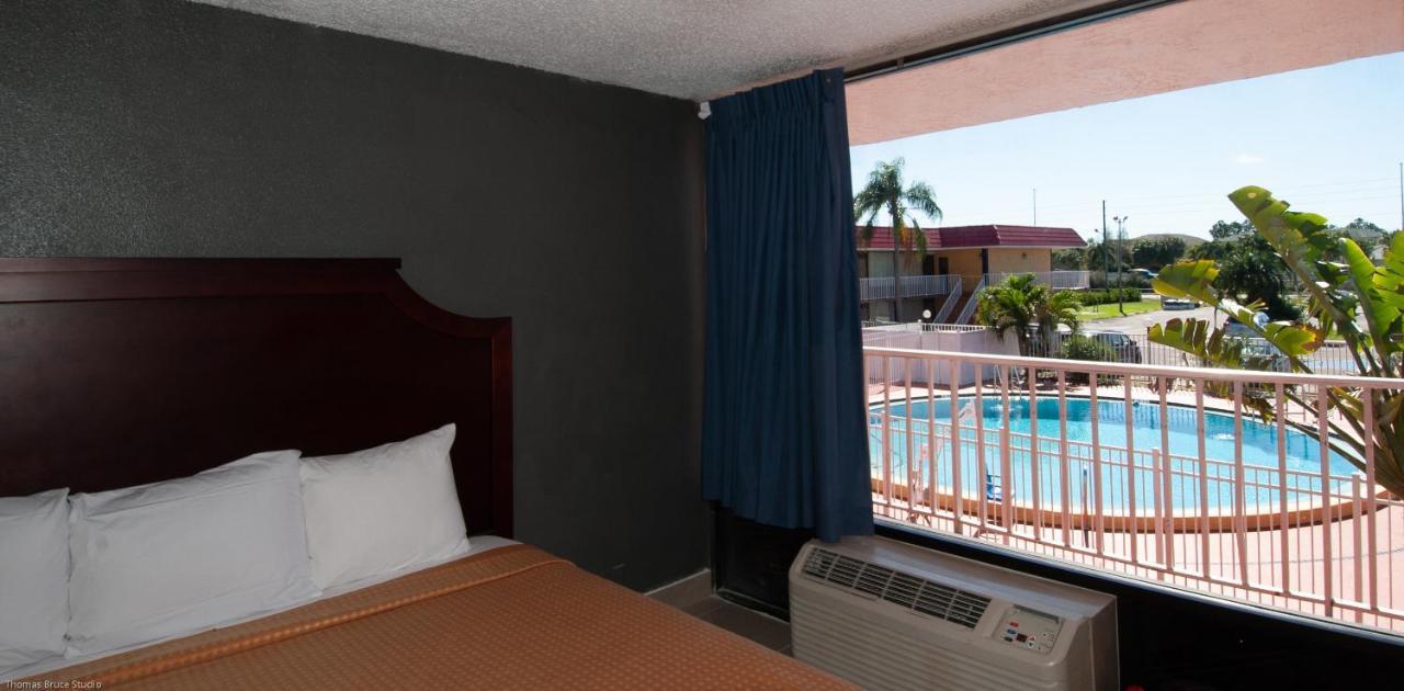 Express Inn & Suites - 5 Miles From St Petersburg Clearwater Airport Exterior photo