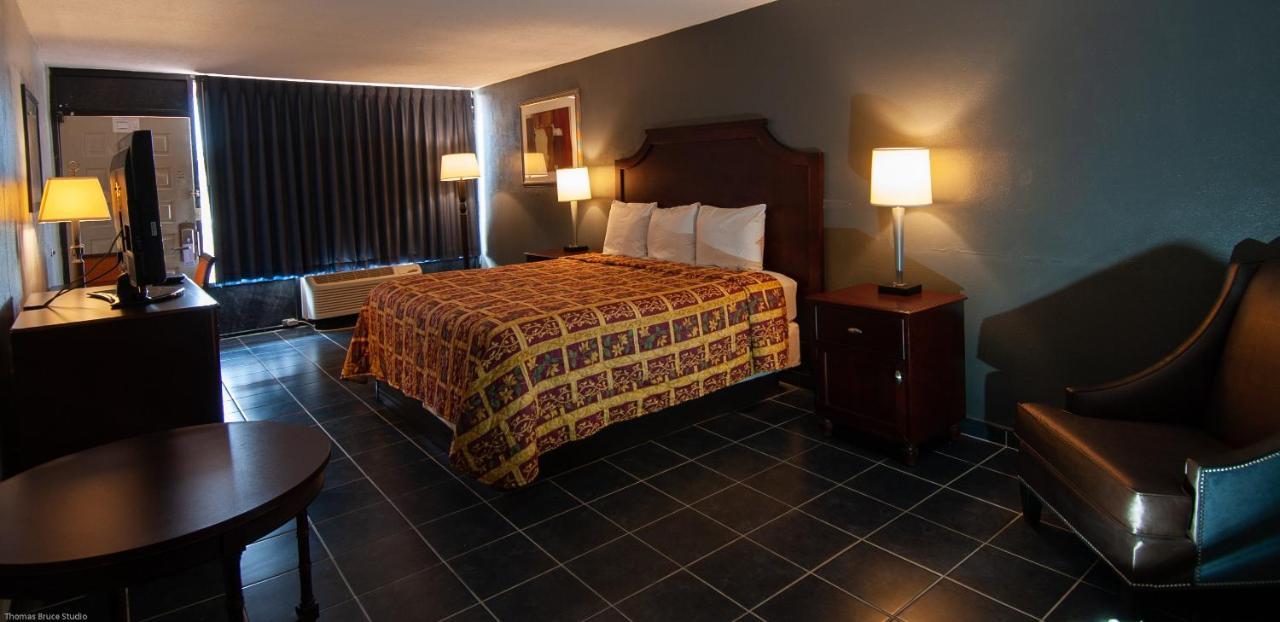 Express Inn & Suites - 5 Miles From St Petersburg Clearwater Airport Exterior photo
