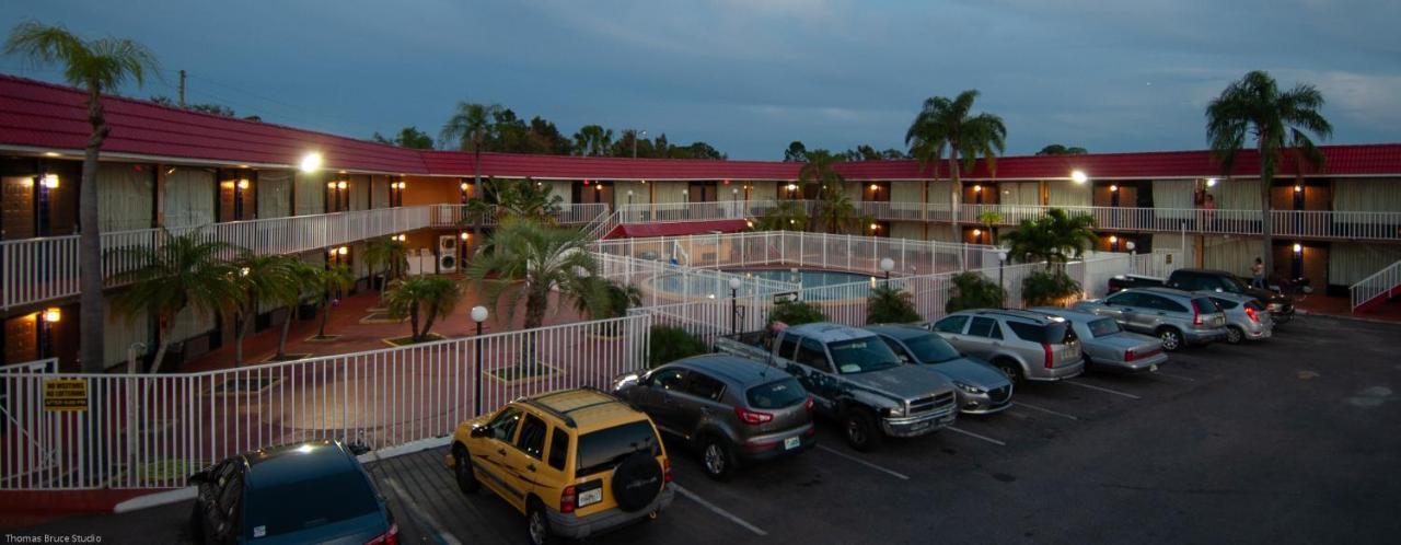 Express Inn & Suites - 5 Miles From St Petersburg Clearwater Airport Exterior photo