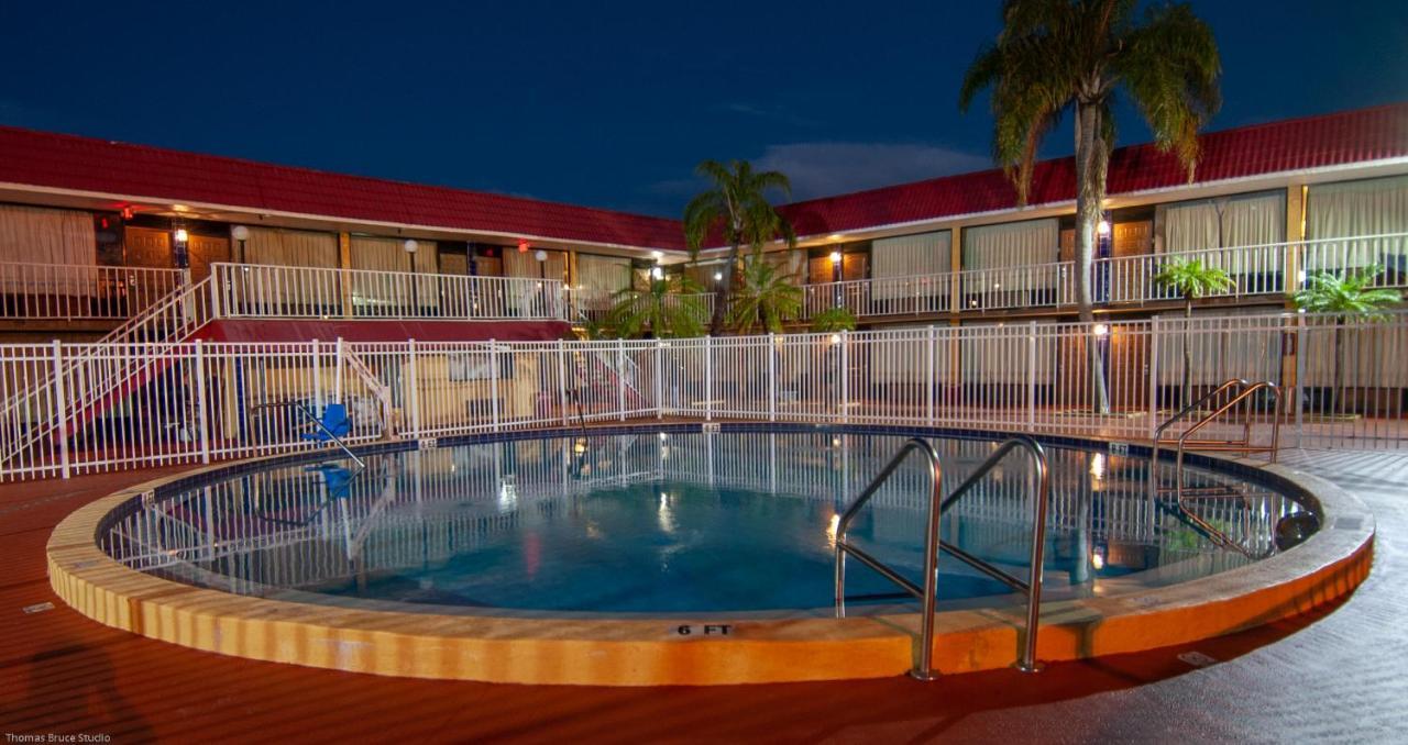 Express Inn & Suites - 5 Miles From St Petersburg Clearwater Airport Exterior photo