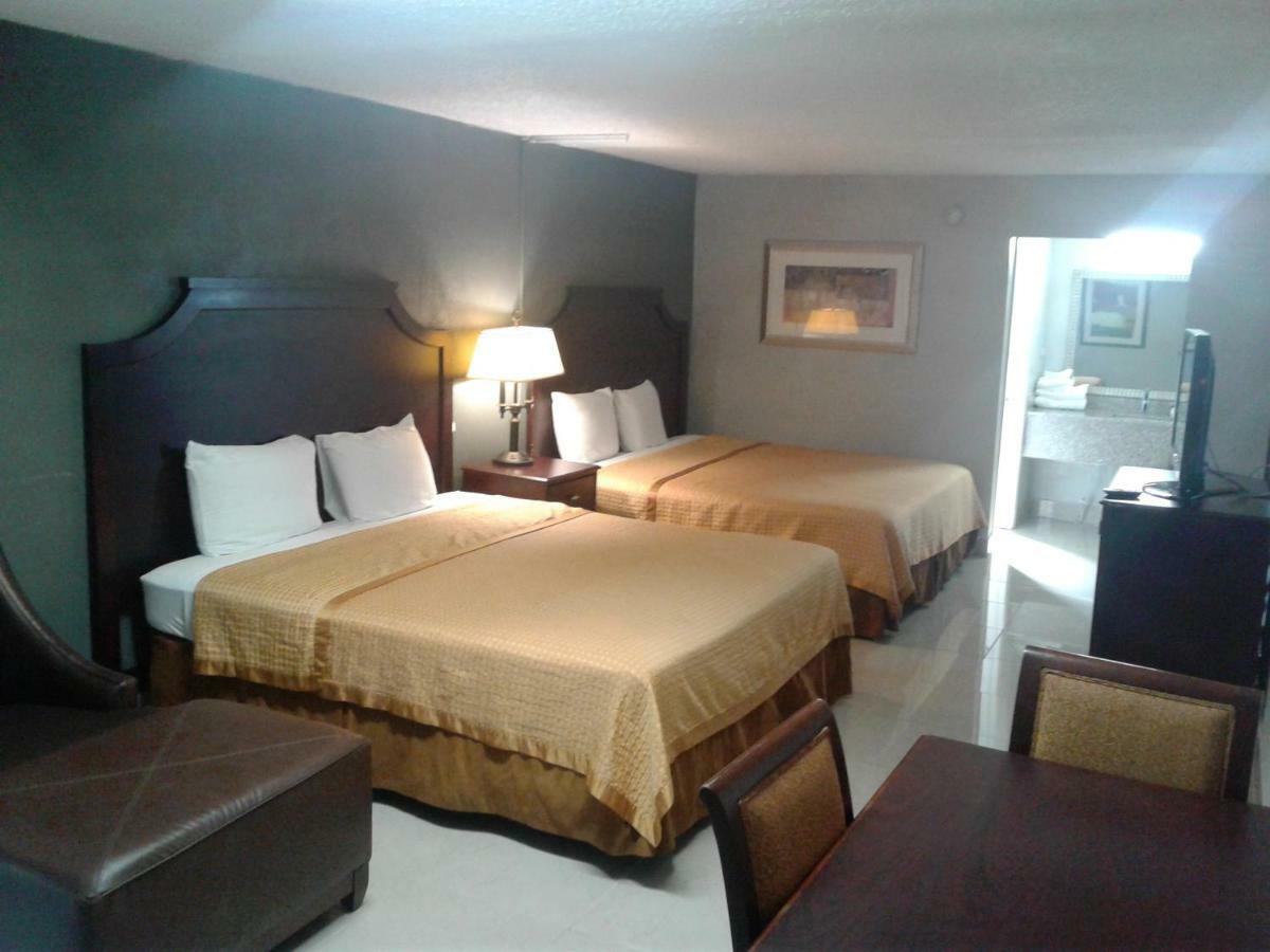 Express Inn & Suites - 5 Miles From St Petersburg Clearwater Airport Exterior photo