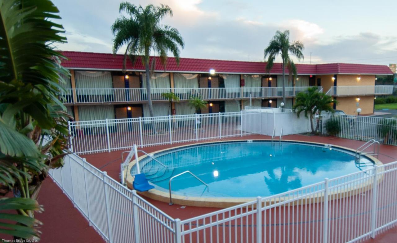 Express Inn & Suites - 5 Miles From St Petersburg Clearwater Airport Exterior photo